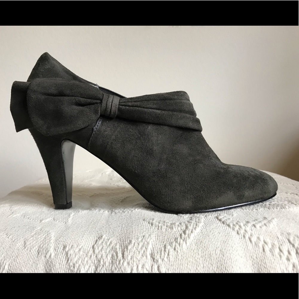 Faux suede heel with side bow